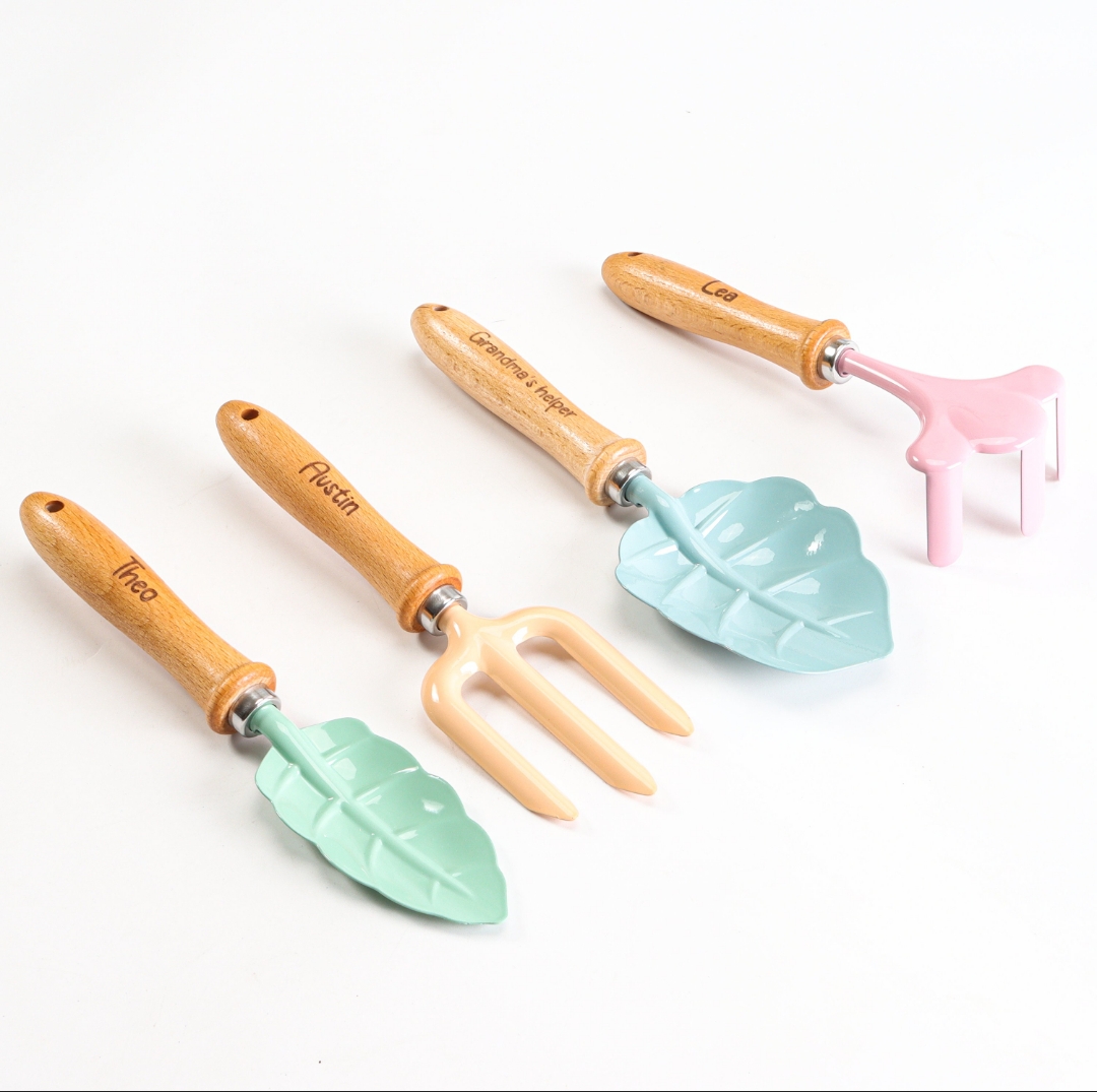 Gardening Tools Names For Kids - 子供用パーソナライズガーデンツールセット、小さな庭師のための名入れ木製ハンドル付きガーデニングシャベル、熊手、フォーク、スペード