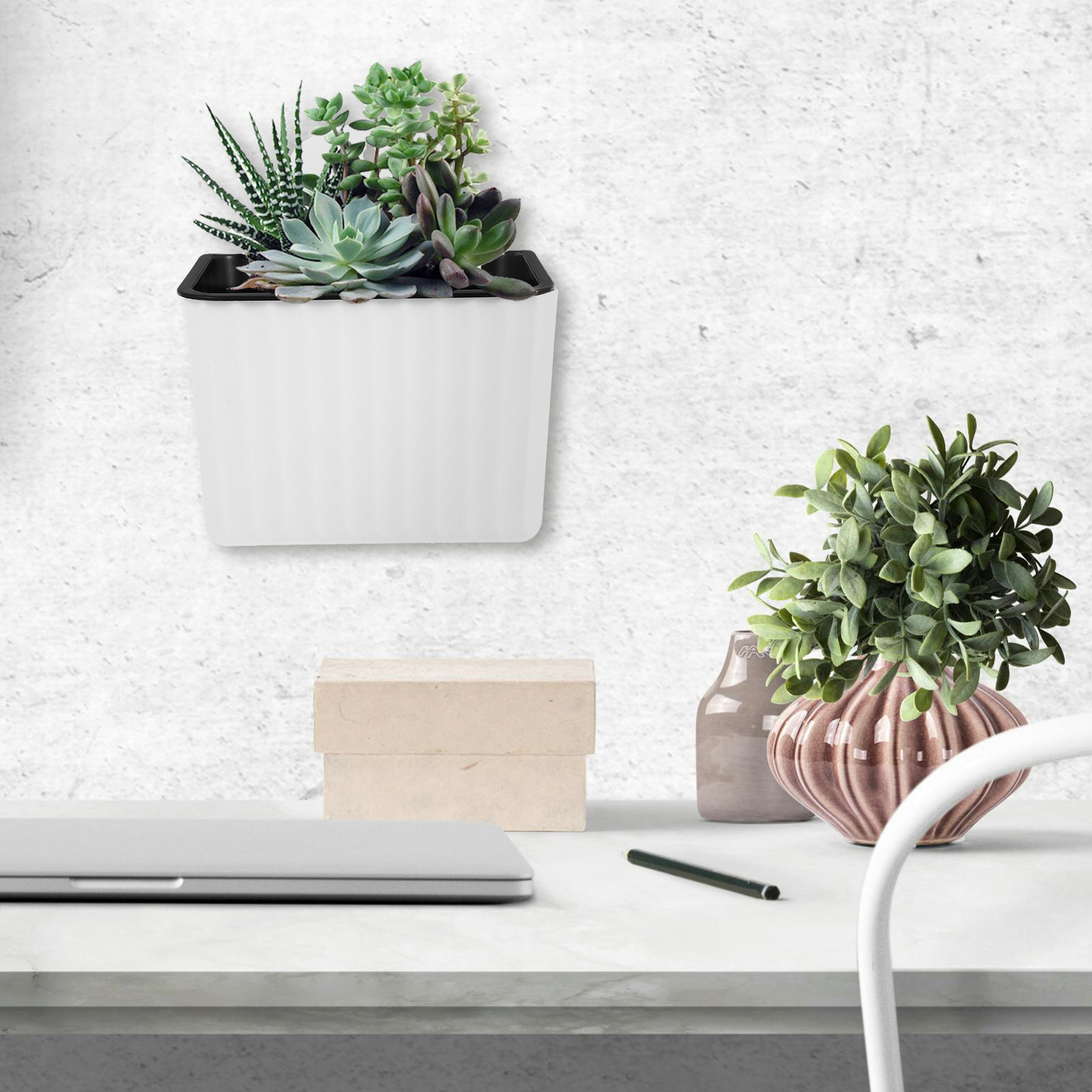 2個セット 壁掛けフラワーポット 自動給水プランター プラス - Self-Watering Planter のレビューと価格