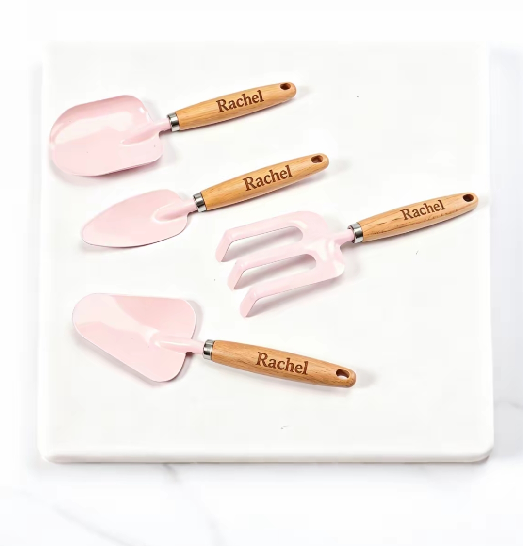 パーソナライズされた名前入りミニ木製ハンドル園芸工具セット4 - Gardening Tools Names のレビューと価格